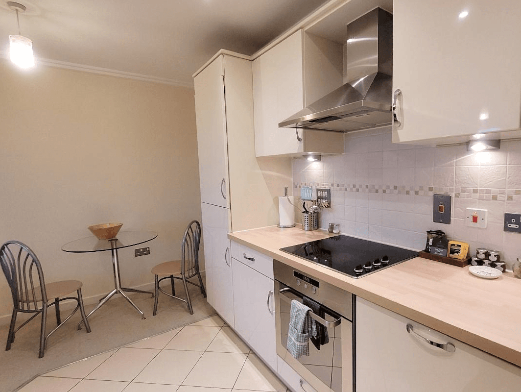 Fully equipped open-plan kitchen with oven, hob, and dining nook at The Elm Suite, Kings Road, Reading Fully equipped open-plan kitchen with oven, hob, and dining nook at The Elm Suite, Kings Road, Reading