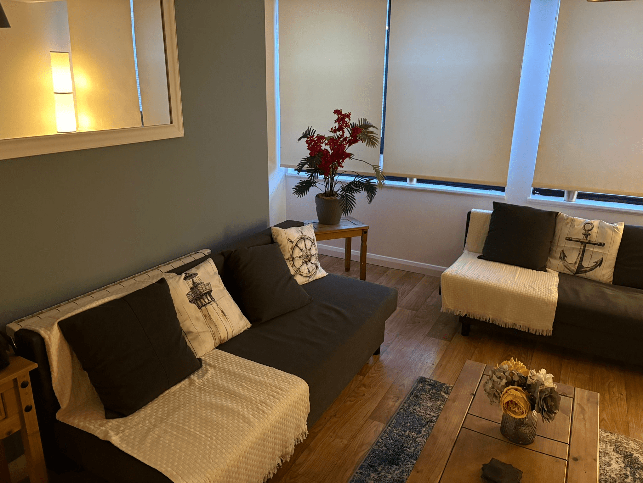 Living space with twin sofas, coffee table, and beach-themed décor near sunlit windows – Castle 10 - Southampton Living space with twin sofas, coffee table, and beach-themed décor near sunlit windows – Castle 10 - Southampton